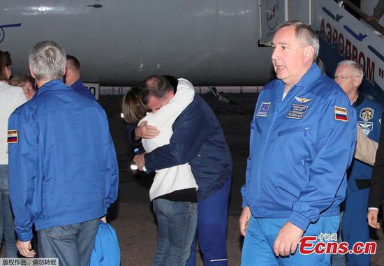 .S. astronaut Nick Hague embraces a family member as head of the Russian space agency Roscosmos Dmitry Rogozin (R) walks past, after the Soyuz spacecraft made an emergency landing following a failure of its booster rockets, upon the arrival at Baikonur airport, Kazakhstan October 11, 2018. (Photo/Agencies)