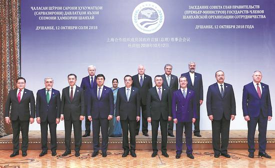 Premier Li Keqiang poses with other leaders on Friday at the 17th meeting of the Council of Heads of Government (Prime Ministers) of the Shanghai Cooperation Organization 
in Dushanbe, the capital of Tajikistan. Li urged the member countries to enhance multilateral trade cooperation. (Photo/Xinhua)