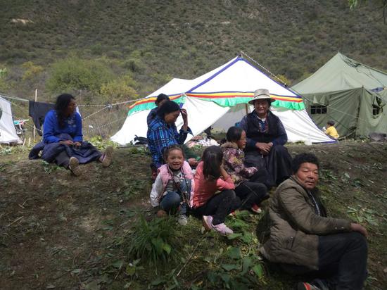 Affected people rest at a resettlement site in Qamdo on Oct 12. (Photo/Xinhua)