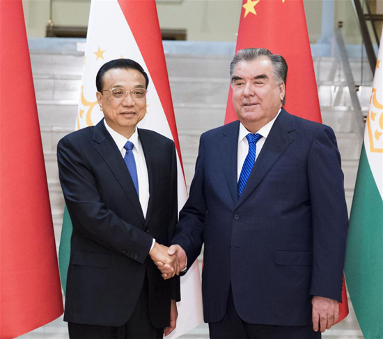 Chinese Premier Li Keqiang (L) meets with Tajik President Emomali Rahmon in Dushanbe, Tajikistan, on Oct. 13, 2018. (Xinhua/Huang Jingwen)