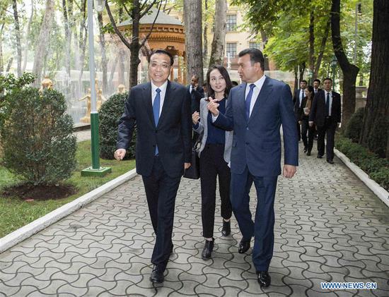 Chinese Premier Li Keqiang (L) holds talks with Tajik Prime Minister Kokhir Rasulzoda in Dushanbe, Tajikistan, on Oct. 13, 2018. (Xinhua/Li Tao)