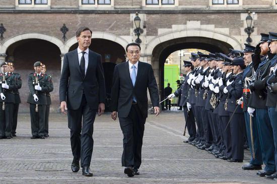 Premier Li Keqiang is accompanied by Dutch Prime Minister Mark Rutte at a welcoming ceremony at the Binnenhof, the Dutch government center, in The Hague, Netherlands, during his three-day official visit, which began on Sunday. (Photo/Xinhua)