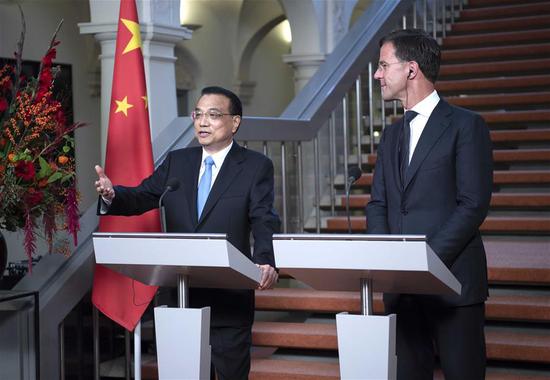 Chinese Premier Li Keqiang (L) and Dutch Prime Minister Mark Rutte hold a joint press conference in The Hague, the Netherlands, Oct. 15, 2018. (Xinhua/Li Tao)