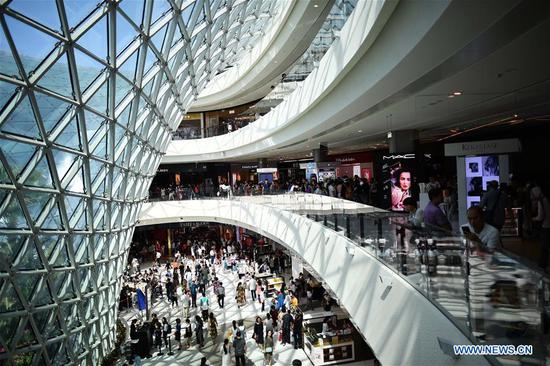 Customers visit a duty-free shopping center in Sanya, South China's Hainan Province, Feb。 18, 2018. （Photo/Xinhua）