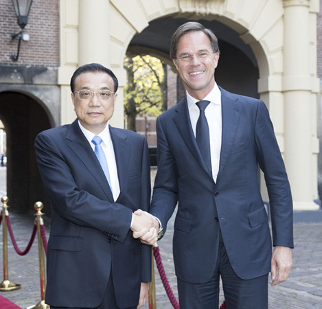 Premier Li Keqiang shakes hands with Dutch Prime Minister Mark Rutte in The Hague, Netherlands on Oct. 15, 2018. (Photo/Xinhua)