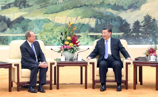 President Xi Jinping met with Stephen Perry, chairman of The 48 Group Club, a British organization composed of company leaders promoting Britain-China trade, at the Great Hall of the People in Beijing. (Photo/Xinhua)