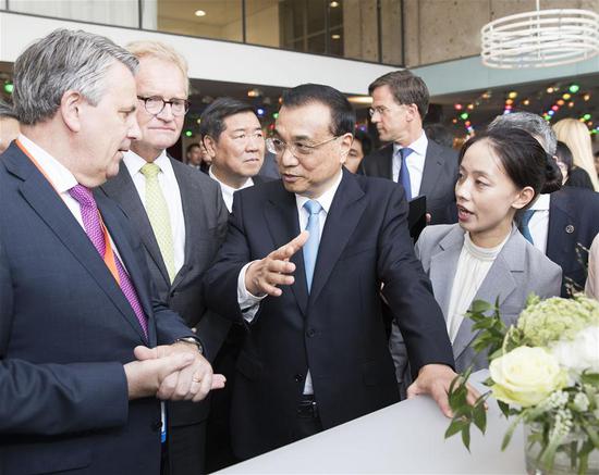 Chinese Premier Li Keqiang, together with Dutch Prime Minister Mark Rutte, visits a hi-tech exhibition and joins a symposium with entrepreneurs in The Hague, the Netherlands, Oct. 16, 2018. (Xinhua/Huang Jingwen)