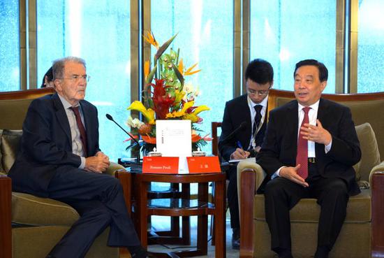 Vice-chairman of the standing committee of China’s National People’s Congress Wang Chen meets former Italian prime minister Romano Prodi on the sidelines of the Taihu World Cultural Forum, Oct 17, 2018. （Photo/China Daily）