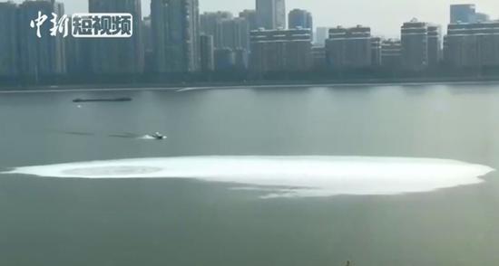 A huge whirlpool appears in Qiantang River in Hangzhou, Zhejiang Province, Oct. 17, 2018. (Photo/Screenshot on CNS TV)