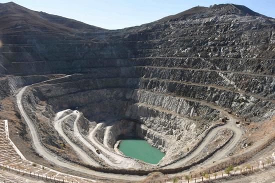 An abandoned mine crater is now a key section of the newly opened Keketuohai geopark in the Xinjiang Uygur autonomous region. (Photo/Xinhua)