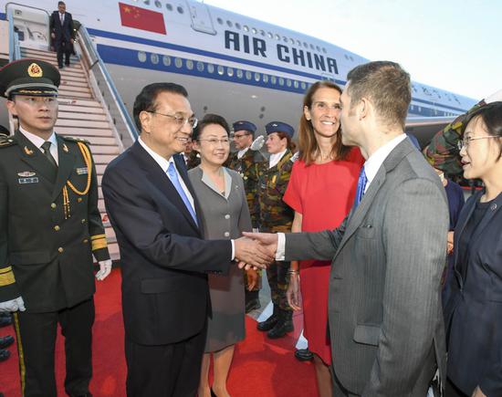 Chinese Premier Li Keqiang (2nd L) arrives in Brussels, Belgium on Oct 16, 2018. Li Keqiang arrived in Brussels on Tuesday for a working visit to Belgium and the 12th Asia-Europe Meeting (ASEM) summit. (Photo/Xinhua)