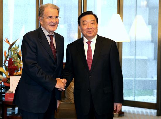 Vice-chairman of the Standing Committee of China’s National People’s Congress Wang Chen meets with former Italian prime minister Romano Prodi on the sidelines of the Taihu World Cultural Forum on Wednesday. （Photo/China Daily）