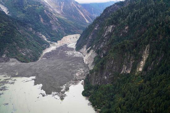 A barrier lake fills up after a landslide blocked the Yarlung Zangbo River in the Tibet autonomous region on Wednesday. No casualties were reported, and more than 6,000 people were evacuated. (Photo/Xinhua)