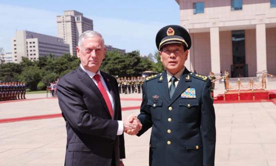 General Wei Fenghe, China's defense minister, greets his US counterpart James Mattis in Beijing, June 27, 2018. (Xinhua Photo)