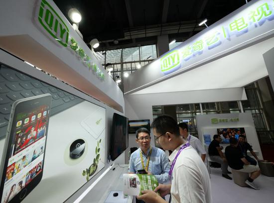A visitor learns about the products of iQiyi Inc at its booth at the E-Surfing Smart Ecosystem Expo held in Guangzhou, Guangdong province. （Photo provided to China Daily）