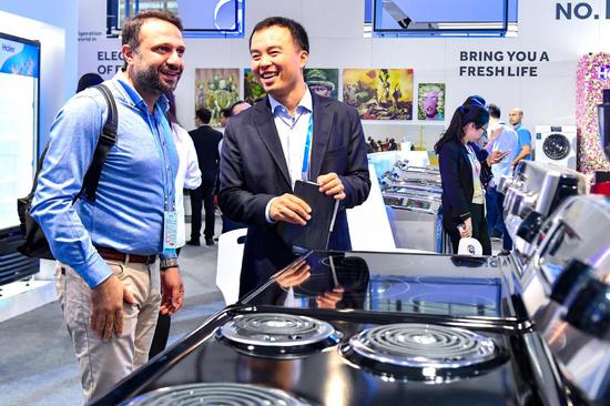 An electronics exhibitor introduces products at the ongoing China Import and Export Fair in Guangzhou. (Photo/China News Service)
