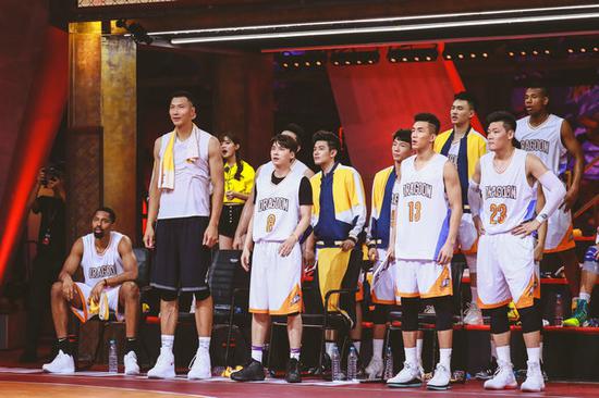 Chinese basketball star Yi Jianlian (first from left standing) and actor Li Yifeng (second from left standing) appear for Dunk of China, a variety show premiered through Youku in August. (Photo provided to China Daily)