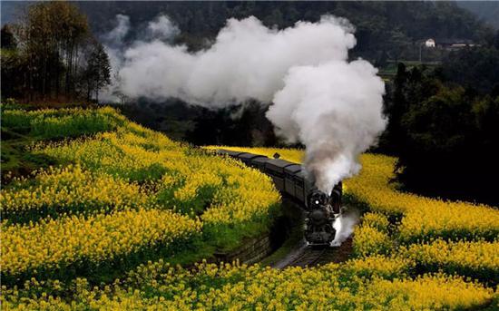 A steam train in Jiayang, Sichuan province, in the third episode. （Photo provided to China Daily）