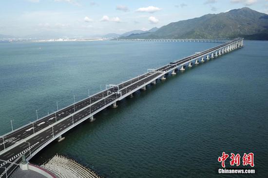 The Hong Kong-Zhuhai-Macao bridge is set to open on Oct. 23, 2018. (Photo/China News Service)