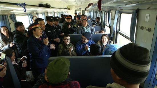 A scene from the first episode of the CCTV documentary The Slow Train Home shows passengers and crew on board the No 5633 train on the Chengdu-Kunming route. （Photo provided to China Daily）