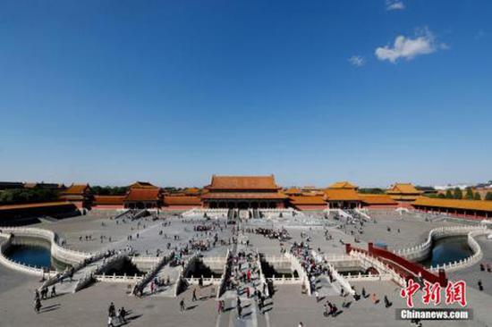 Tourists visit the Palace Museum in Beijing, Oct. 1, 2018. (Photo/China News Service)