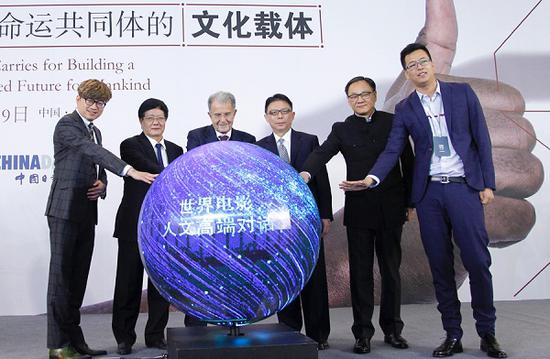 Yan Zhaozhu (second from left), chairman of the Taihu World Cultural Forum, former Italian prime minister Romano Prodi (third from left), and participants from the film and media industries initiate a high-level dialogue on international film exchanges at the Taihu World Cultural Forum on Friday in Beijing. (Photo by Chen Zebing/China Daily)