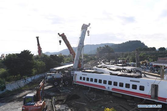 Photo taken on Oct. 22, 2018 shows the cars of the derailed train in Yilan County, southeast China's Taiwan.  (Xinhua/Jin Liangkuai)