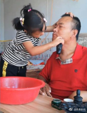 A six-year-old girl shaves for her father. (Video screenshot)