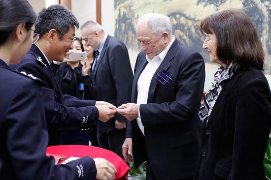 Kurt Wuthrich (second from right), winner of the Nobel Prize in Chemistry, and five other foreign nationals are granted permanent residence in China by the Shanghai Municipal Bureau of Public Security in April. (Photo by Yin Liqin/China News Service)