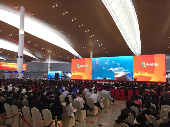 The attendees of the Hong Kong-Zhuhai-Macao Opening Ceremony wait patiently in their seats as the event will soon begin Tuesday morning. [Photo by He Shusi/China Daily]
