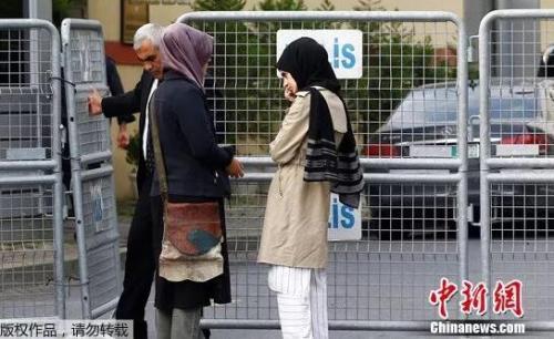Jamal Khashoggi's fiancee (L) waited outside the Istanbul consulate. (Photo/Agencies)