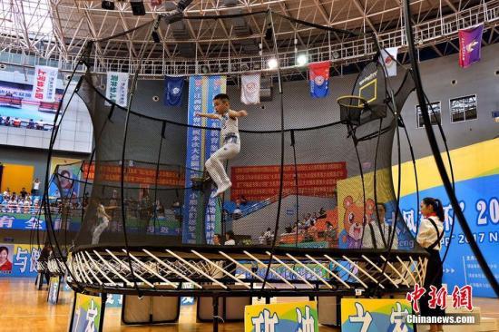 A boy plays trampolining at a pleasure ground. (File photo/China News Service)