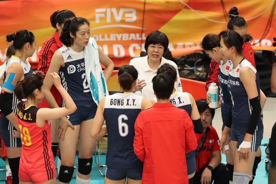 Team China coach Lang Ping instructs her players during Saturday's world championship match against the Netherlands in Yokohama, Japan. China romped to a 3-0 win (25-22, 25-19, 25-14) over the Dutch to win bronze. （XINHUA）