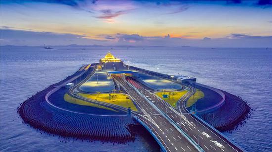 An engineer introduces construction of artificial islands for the HZMB. (Photo provided to China Daily)