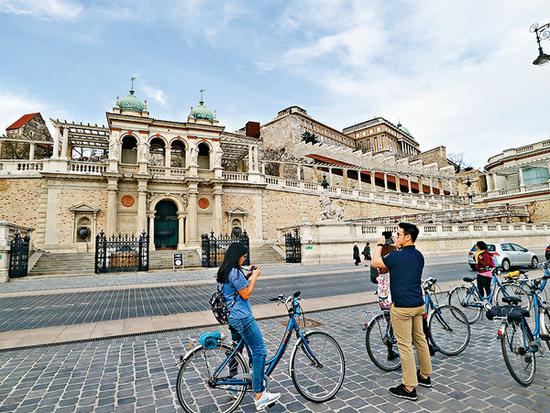 Visitors explore the city of Budapest, Hungary, on bikes. It takes about two hours to ride along the banks of Danube. (Photo provided to China Daily)