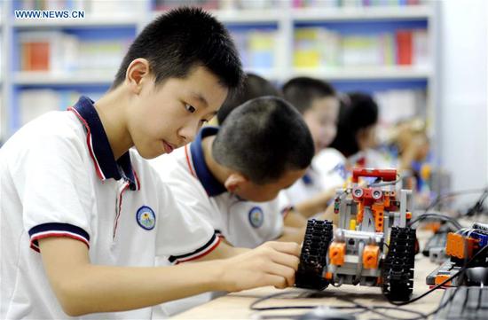 Pupils learn robot programming in Yi'an District of Tongling, east China's Anhui Province, July 19, 2018. (Photo/Xinhua)