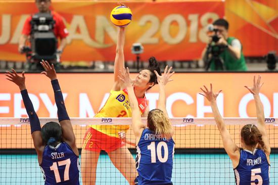 Chinese superstar Zhu Ting spikes during Friday's five-set semifinal loss to Italy. Zhu tallied 26 points in that match and was named in the championship's All-Star team to cement her status as one of the world's best volleyball players. （XINHUA）