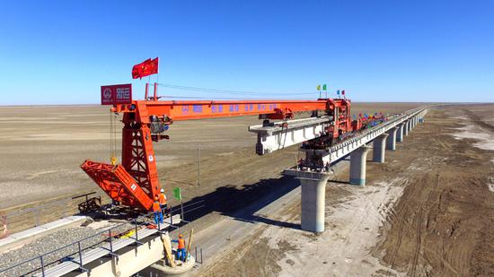 Taitema Lake railway bridge, in a key section of the Golmud-Korla railway－spanning a wetland of the Xinjiang Uygur autonomous region－is designed to avoid harming the fragile ecosystem. (Photo/CHINA DAILY)