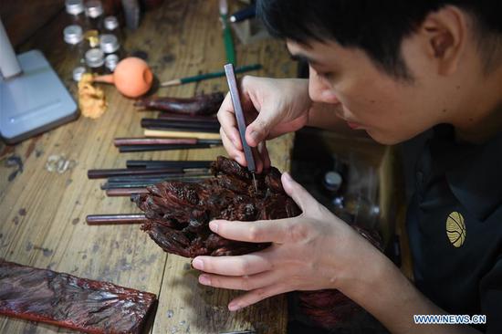 Couple promote Putian wood carving in Fujian