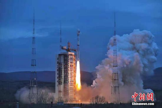 China sent a Long March-4B rocket carrying the HY-2B satellite Thursday morning. (Photo: China News Service/Zheng Taotao)