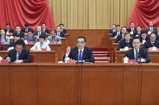 Chinese Premier Li Keqiang (Center), also a member of the Standing Committee of the Political Bureau of the Communist Party of China Central Committee, delivers a report on economic situation during the 17th national congress of the All-China Federation of Trade Unions in Beijing, capital of China, Oct. 24, 2018. (Photo/Xinhua)