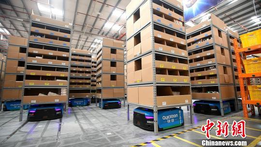 Robots are used in a storage center in Huiyang, Guangdong Province. (Photo/China News Service)