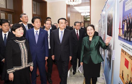 Chinese Premier Li Keqiang and Japanese Prime Minister Shinzo Abe who is on an official visit to China attend a reception marking the 40th anniversary of the signing of the China-Japan Treaty of Peace and Friendship at the Great Hall of the People in Beijing, capital of China, Oct. 25, 2018. Li Keqiang and Abe also visited a photo exhibition on economic and trade cooperation between China and Japan. (Xinhua/Huang Jingwen)