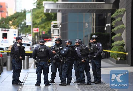 Police stand outside the Time Warner Building on Oct. 24, 2018 where a suspected explosive device was found in the building after it was delivered to CNN's New York bureau. (AFP Photo)