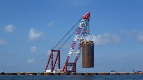 Sixty steel cylinders, 40.5-meter-tall and 22 meters in diameter, are fixed into the seabed of the Lingding Channel, serving as bases for the artificial islands. (Photo/Shine.cn)