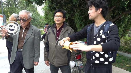 Takeuchi talking to local Chinese in Nanjing City, eastern China's Jiangsu province. /CGTN Photo