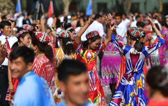 Nearly 10,000 residents dance in local Dolan Maxrap folk style in Awat county in the Xinjiang Uygur autonomous region on Oct. 9, 2018. (Photo/CHINA NEWS SERVICE)