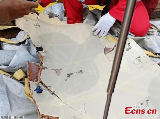 Workers of PT Pertamina examine recovered debris of what is believed from the crashed Lion Air flight JT610, onboard Prabu ship owned by PT Pertamina, off the shore of Karawang regency, West Java province, Indonesia, Oct. 29, 2018.  (Photo/Agencies)