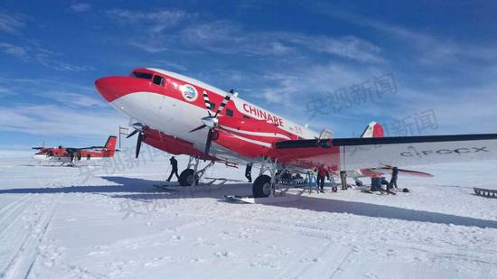 The Xueying 601 polar plane lands at China's Kunlun Station in Antarctica on Jan. 8, 2017. (Photo/CCTV)
