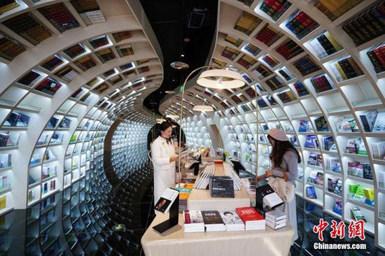 Neatly-arranged books are set on shelves at a new outlet of the Zhongshuge bookstore in Guiyang City, Southwest China’s Guizhou Province, Oct. 29, 2018. . (Photo: China News Service/He Junyi) 